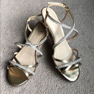 ✨WORN ONCE!✨ Champagne/Gold wedge sandal, size 7